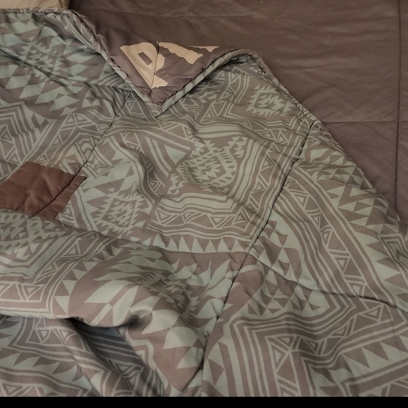 Victoria secret pink comfortable queen beding like new - Picture 3 of 3